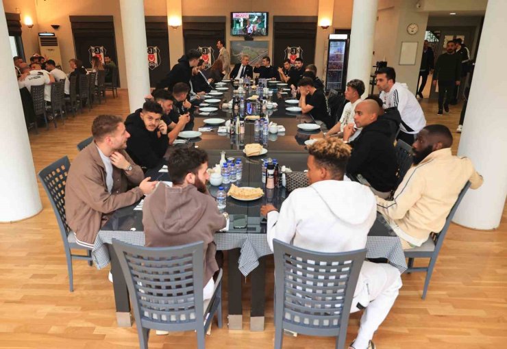 BEŞİKTAŞ YÖNETİM KURULU ÜYELERİ, FUTBOL A TAKIMIYLA BULUŞTU