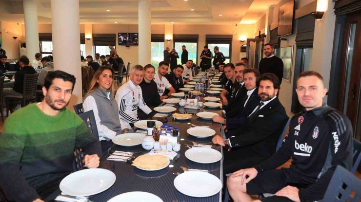 BEŞİKTAŞ YÖNETİM KURULU ÜYELERİ, FUTBOL A TAKIMIYLA BULUŞTU