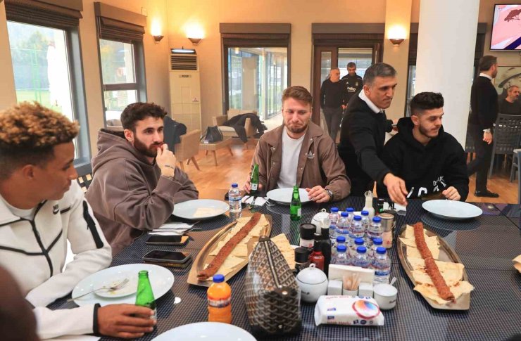 BEŞİKTAŞ YÖNETİM KURULU ÜYELERİ, FUTBOL A TAKIMIYLA BULUŞTU