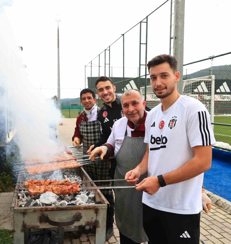 BEŞİKTAŞ YÖNETİM KURULU ÜYELERİ, FUTBOL A TAKIMIYLA BULUŞTU