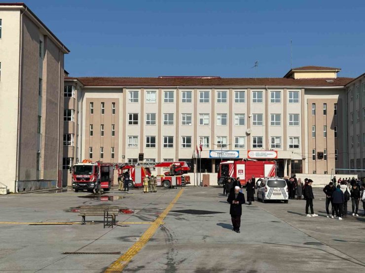 ARNAVUTKÖY’DE OKULDA YANGIN PANİĞİ