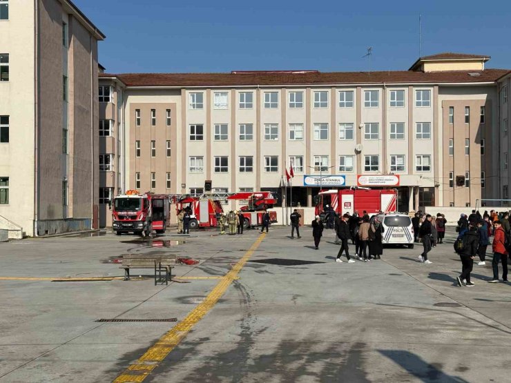 ARNAVUTKÖY’DE OKULDA YANGIN PANİĞİ