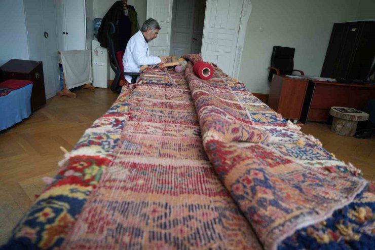 200 YILLIK SARAY HALILARI USTA ELLERDE YENİDEN HAYAT BULUYOR