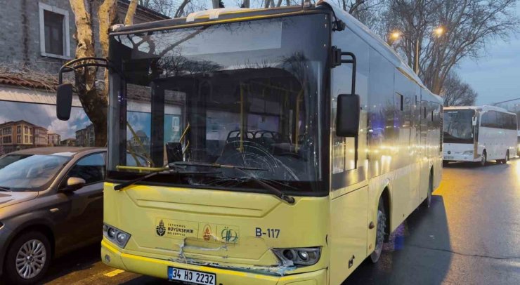 ŞİŞLİ’DE KIRMIZI IŞIKTA DURAMAYAN İETT OTOBÜSÜ ÖNDEKİ JİPE ÇARPTI: 2 YARALI