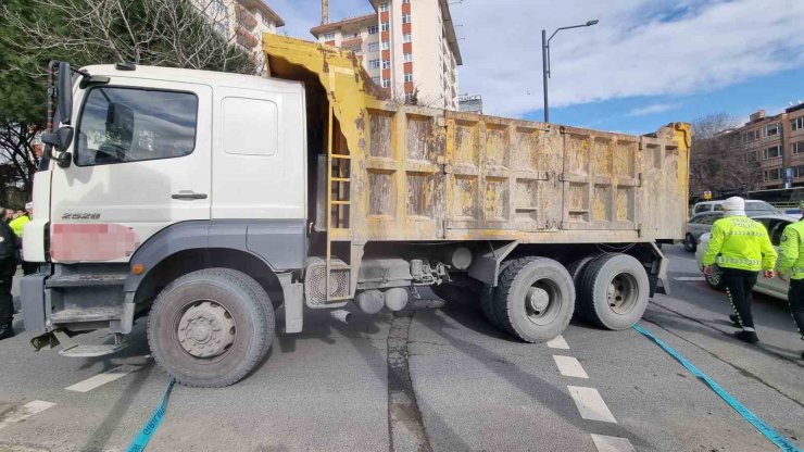 BEŞİKTAŞ’TA YOLUN KARŞISINA GEÇMEK İSTEYEN KADIN HAFRİYAT KAMYONUNUN ALTINDA KALDI