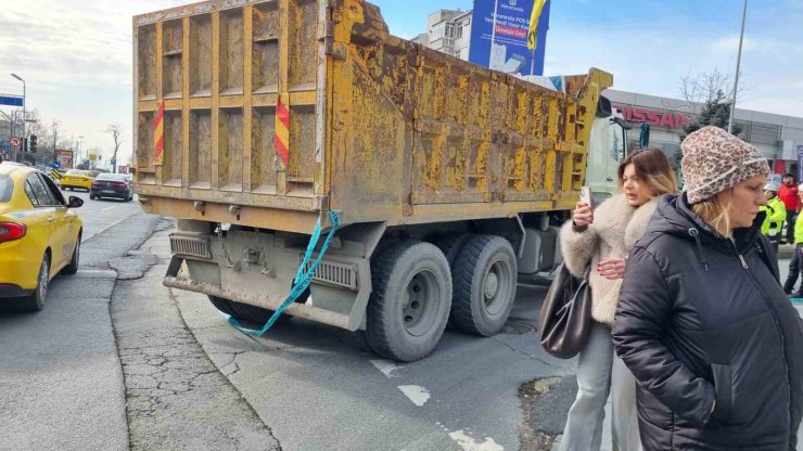 BEŞİKTAŞ’TA YOLUN KARŞISINA GEÇMEK İSTEYEN KADIN HAFRİYAT KAMYONUNUN ALTINDA KALDI
