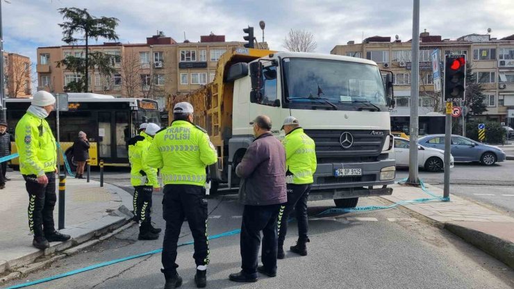 BEŞİKTAŞ’TA YOLUN KARŞISINA GEÇMEK İSTEYEN KADIN HAFRİYAT KAMYONUNUN ALTINDA KALDI