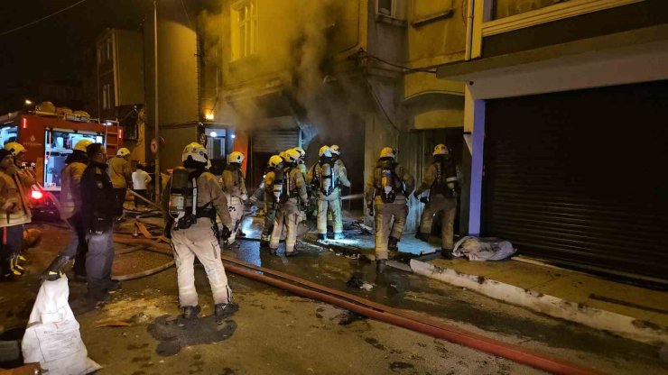BEYOĞLU’NDA 3 KATLI BİNADA YANGIN PANİĞİ: VATANDAŞLAR CAN HAVLİYLE KAÇTI