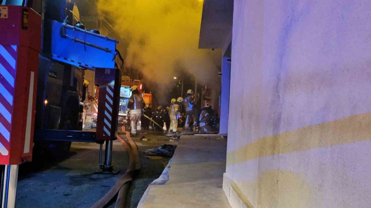 BEYOĞLU’NDA 3 KATLI BİNADA YANGIN PANİĞİ: VATANDAŞLAR CAN HAVLİYLE KAÇTI