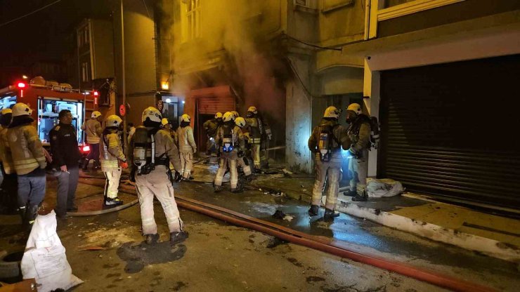 BEYOĞLU’NDA 3 KATLI BİNADA YANGIN PANİĞİ: VATANDAŞLAR CAN HAVLİYLE KAÇTI