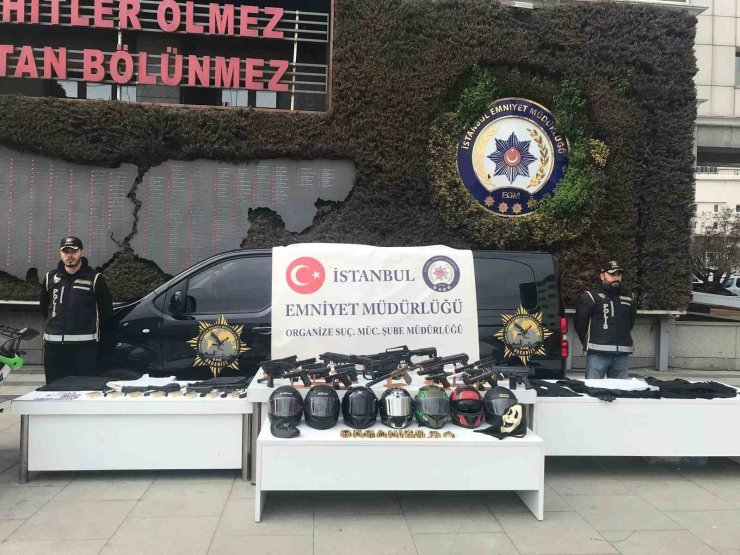 İSTANBUL’DA ÇETE OPERASYONLARINDA ELE GEÇİRİLEN SİLAHLAR VE MOTOSİKLETLER SERGİLENDİ