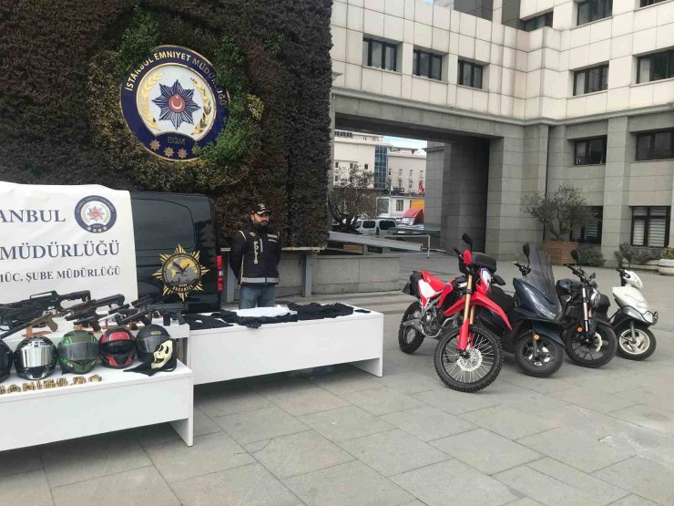 İSTANBUL’DA ÇETE OPERASYONLARINDA ELE GEÇİRİLEN SİLAHLAR VE MOTOSİKLETLER SERGİLENDİ