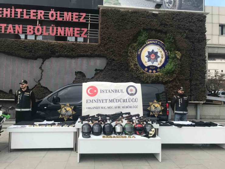 İSTANBUL’DA ÇETE OPERASYONLARINDA ELE GEÇİRİLEN SİLAHLAR VE MOTOSİKLETLER SERGİLENDİ