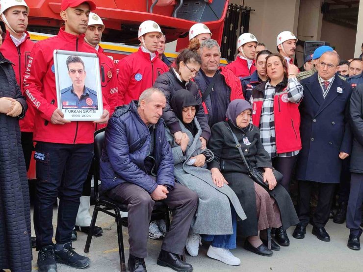 ŞEHİT İTFAİYE ERİ FURKAN SAYIN İÇİN BAĞCILAR İTFAİYE İSTASYONU’NDA TÖREN DÜZENLENDİ