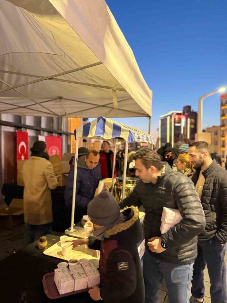 İSTANBUL’UN SEMBOL CAMİLERİNDE, VATANDAŞLARA SALEP VE KANDİL SİMİDİ İKRAMI