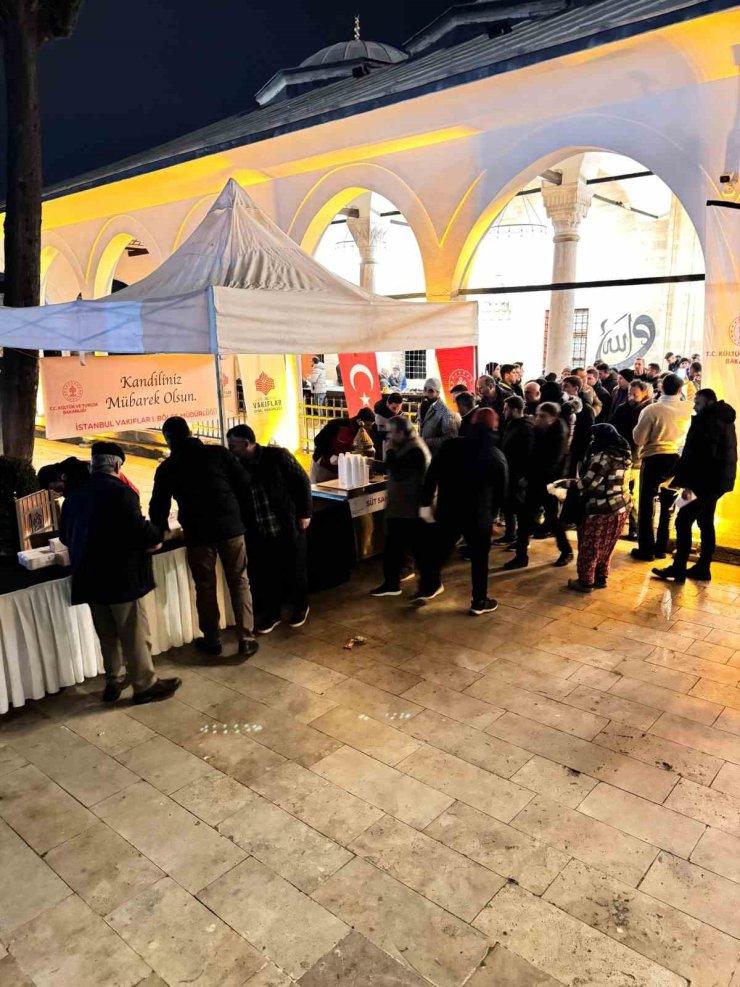 İSTANBUL’UN SEMBOL CAMİLERİNDE, VATANDAŞLARA SALEP VE KANDİL SİMİDİ İKRAMI