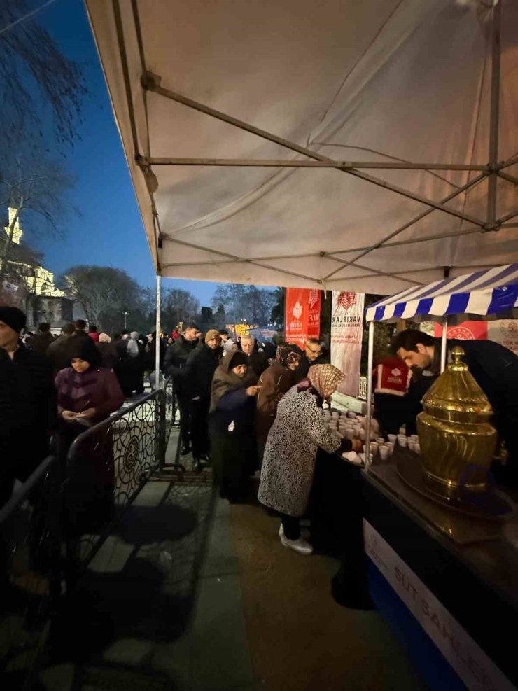 İSTANBUL’UN SEMBOL CAMİLERİNDE, VATANDAŞLARA SALEP VE KANDİL SİMİDİ İKRAMI