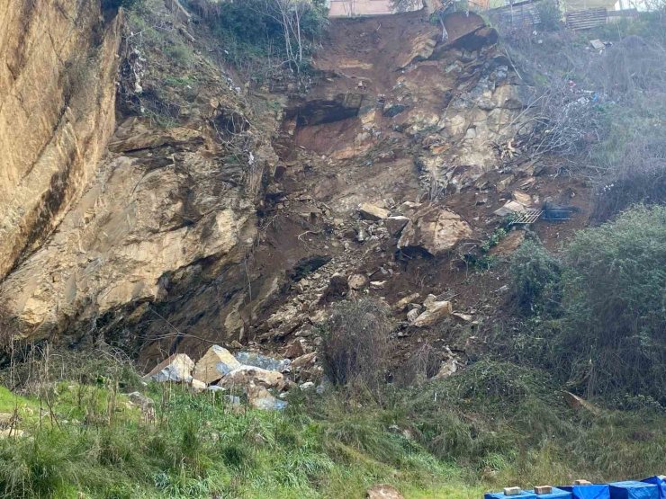 ÜSKÜDAR’DA YAŞANAN TOPRAK KAYMASI GÜNÜN İLK IŞIKLARINDA GÖRÜNTÜLENDİ