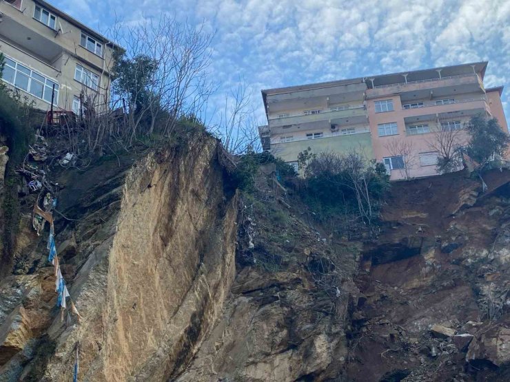 ÜSKÜDAR’DA YAŞANAN TOPRAK KAYMASI GÜNÜN İLK IŞIKLARINDA GÖRÜNTÜLENDİ