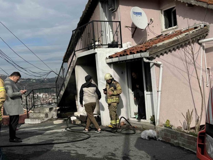 SARIYER’DE 3 KATLI MÜSTAKİL BİNANIN DEPOSUNDA YANGIN