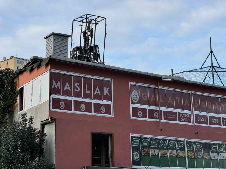 SARIYER’DE SPOR KULÜBÜNÜN ÇATISINDAKİ BAZ İSTASYONU ALEV ALEV YANDI