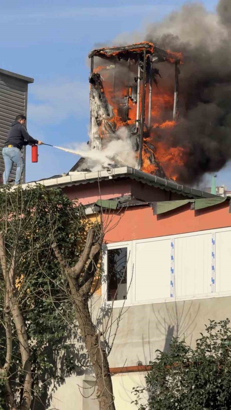 SARIYER’DE SPOR KULÜBÜNÜN ÇATISINDAKİ BAZ İSTASYONU ALEV ALEV YANDI