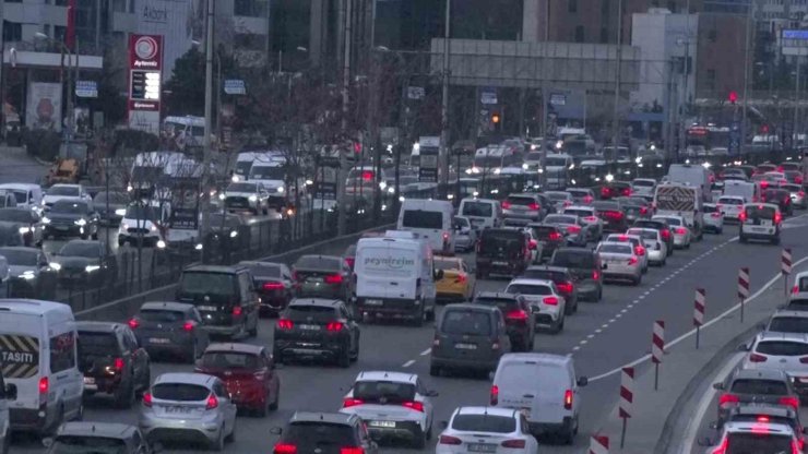 İSTANBUL’DA TRAFİK YOĞUNLUĞU YÜZDE 83’E ÇIKTI