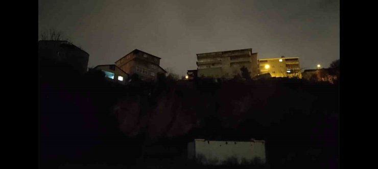 ÜSKÜDAR’DA TOPRAK KAYMASI NEDENİYLE 2 BİNA BOŞALTILDI