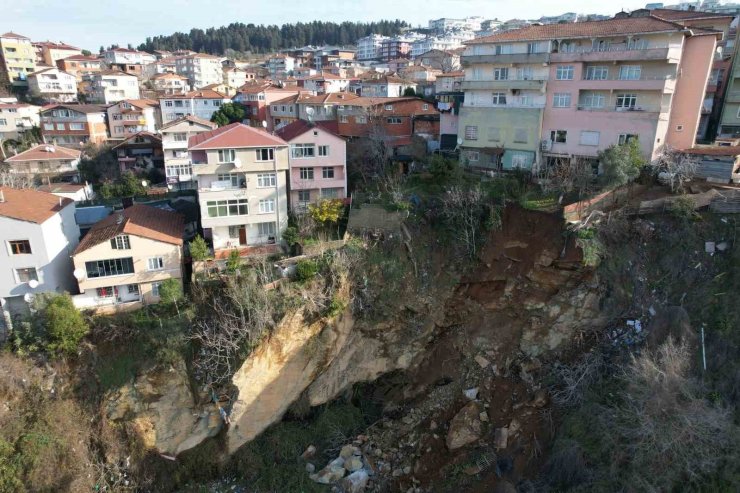 ÜSKÜDAR’DAKİ TOPRAK KAYMASI DRON İLE GÖRÜNTÜLENDİ