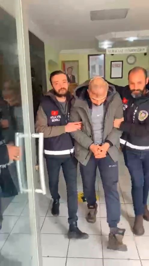 BAYRAMPAŞA’DA SAHİBİNİN AĞIZLIKSIZ GEZDİRDİĞİ PİTBULL CİNSİ KÖPEK POLİSE SALDIRDI