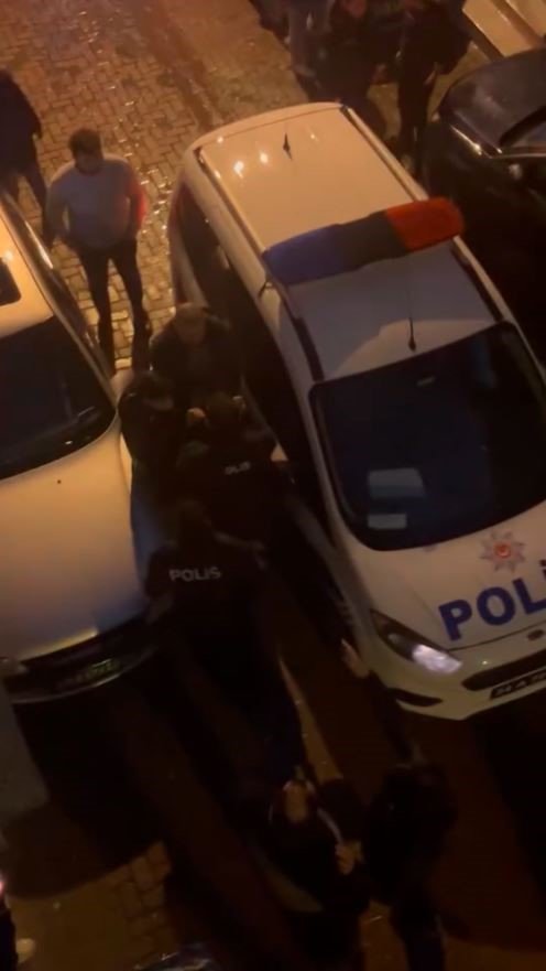 BAYRAMPAŞA’DA SAHİBİNİN AĞIZLIKSIZ GEZDİRDİĞİ PİTBULL CİNSİ KÖPEK POLİSE SALDIRDI