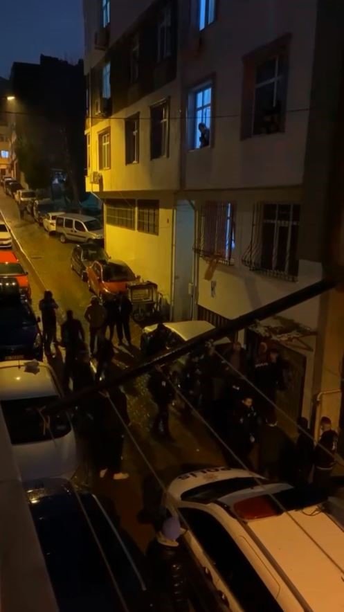 BAYRAMPAŞA’DA SAHİBİNİN AĞIZLIKSIZ GEZDİRDİĞİ PİTBULL CİNSİ KÖPEK POLİSE SALDIRDI