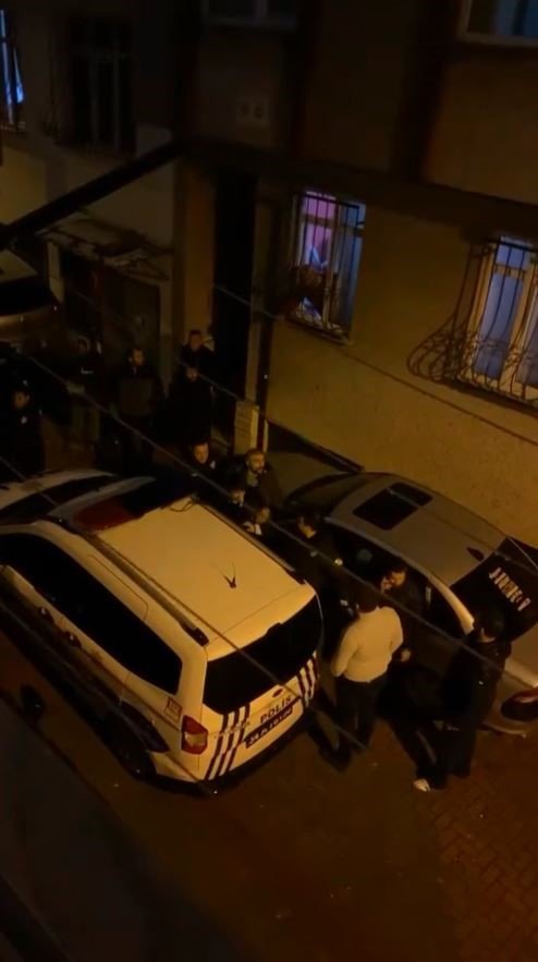 BAYRAMPAŞA’DA SAHİBİNİN AĞIZLIKSIZ GEZDİRDİĞİ PİTBULL CİNSİ KÖPEK POLİSE SALDIRDI