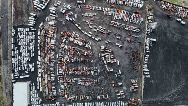 İSTANBUL’UN HURDA OTOMOBİLLERİ, ARAÇ MEZARLIĞINDA ÇÜRÜYOR