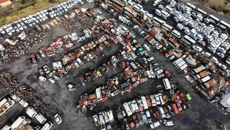 İSTANBUL’UN HURDA OTOMOBİLLERİ, ARAÇ MEZARLIĞINDA ÇÜRÜYOR