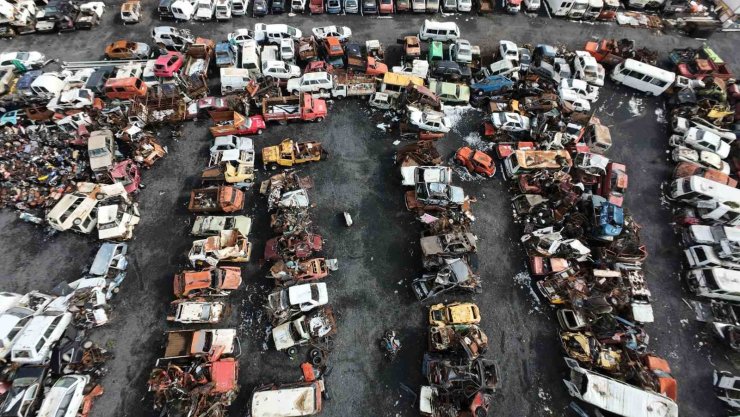İSTANBUL’UN HURDA OTOMOBİLLERİ, ARAÇ MEZARLIĞINDA ÇÜRÜYOR