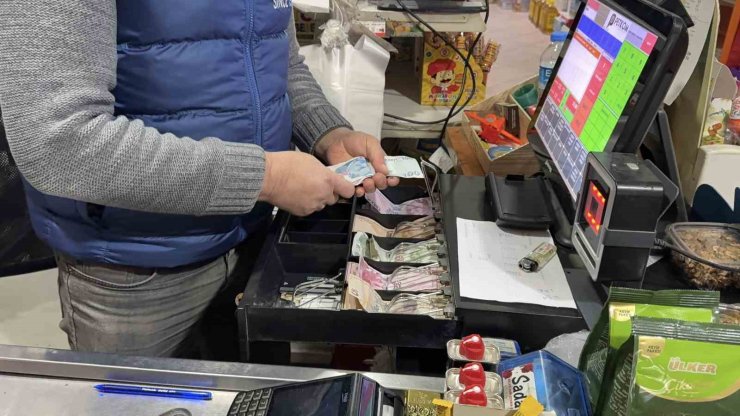 ARNAVUTKÖY’DE BİR ŞAHIS SAHTE DOLARLA ALIŞVERİŞ YAPIP PARA ÜSTÜ ALDI
