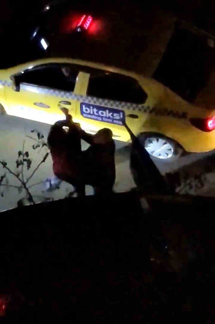 KADIKÖY’DE TAKSİDE TERS YÖN KAVGASI: YOLCU ÇİLEDEN ÇIKTI