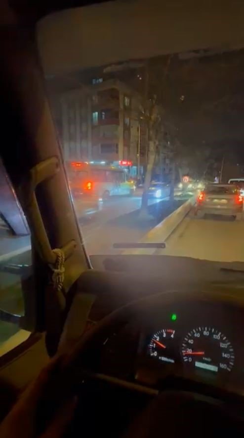 ESENYURT’TA TERS YÖNDE SEYREDEN MİNİBÜS ŞOFÖRÜ TRAFİĞİ TEHLİKEYE ATTI: O ANLAR KAMERADA