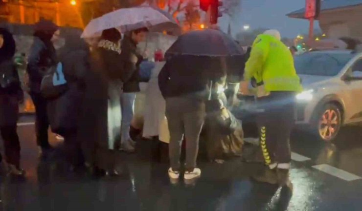 ÜSKÜDAR’DA OTOMOBİLİN ÇARPTIĞI KADIN YARALANDI