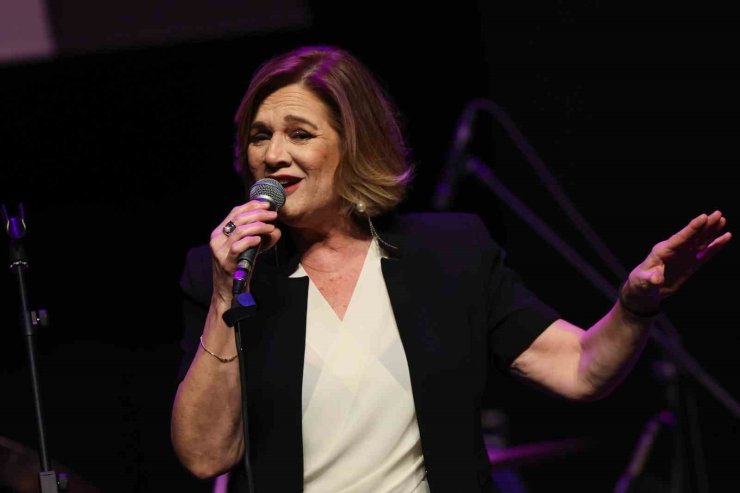 BİRSEN TEZER’DEN MUHTEŞEM KONSER