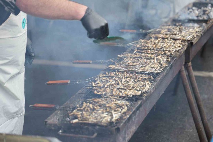 BAKAN MEMİŞOĞLU, VATANDAŞLARA BALIK EKMEK DAĞITTI