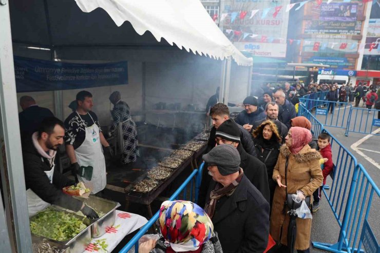 BAKAN MEMİŞOĞLU, VATANDAŞLARA BALIK EKMEK DAĞITTI