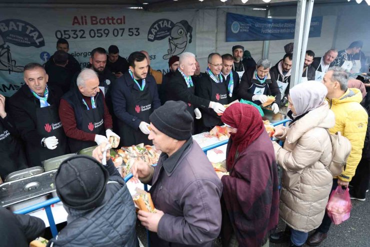 BAKAN MEMİŞOĞLU, VATANDAŞLARA BALIK EKMEK DAĞITTI