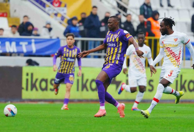 TRENDYOL SÜPER LİG: EYÜPSPOR: 0 - KAYSERİSPOR: 0 (İLK YARI)