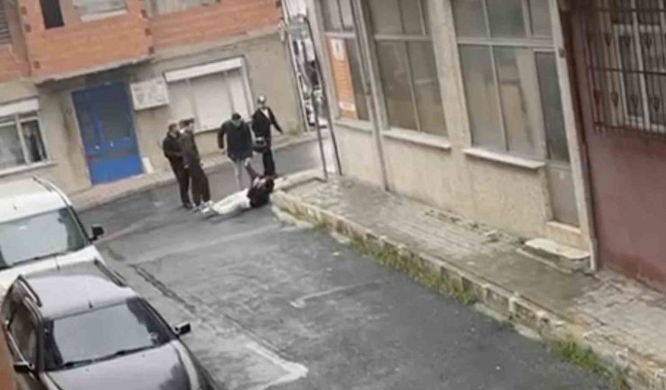 TARTIŞTIKLARI GENCİ SOKAK ORTASINDA ACIMASIZCA DÖVDÜLER