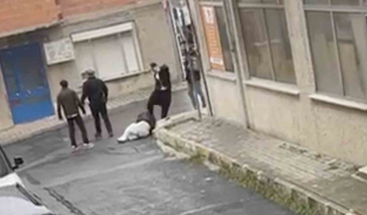 TARTIŞTIKLARI GENCİ SOKAK ORTASINDA ACIMASIZCA DÖVDÜLER