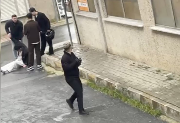 TARTIŞTIKLARI GENCİ SOKAK ORTASINDA ACIMASIZCA DÖVDÜLER