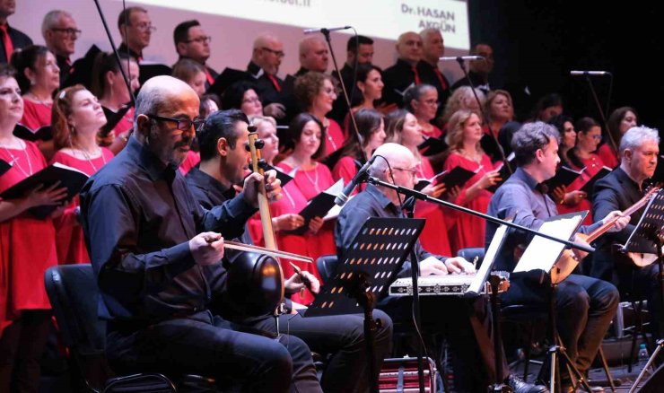 ANADOLU TÜRKÜLERİ İLE MÜZİK ZİYAFETİ YAŞATTILAR