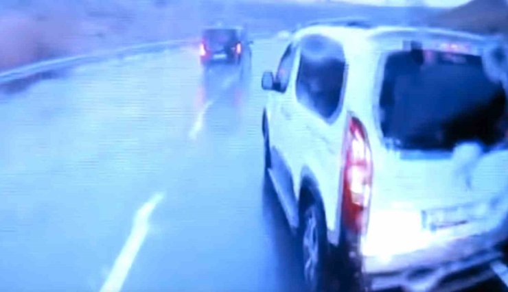 İSTANBUL HAVALİMANI YOLU’NDA DURAKSAYAN ARAÇLAR TEHLİKE SAÇIYOR